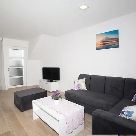 Two-bedroom In Appartamento Traù