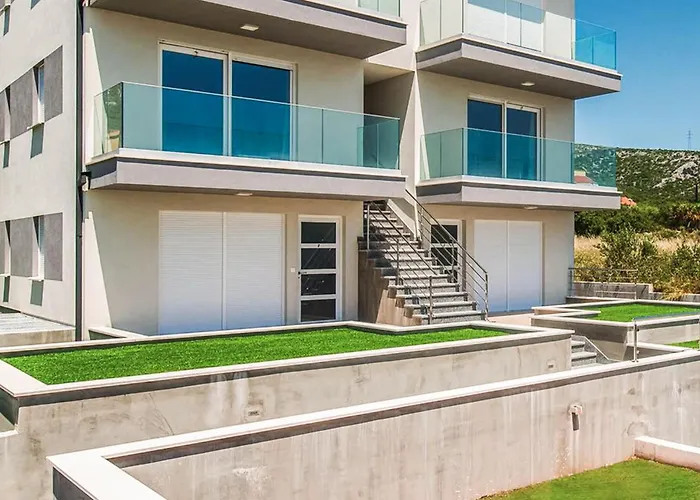 Two-bedroom In Διαμέρισμα Τρογκίρ